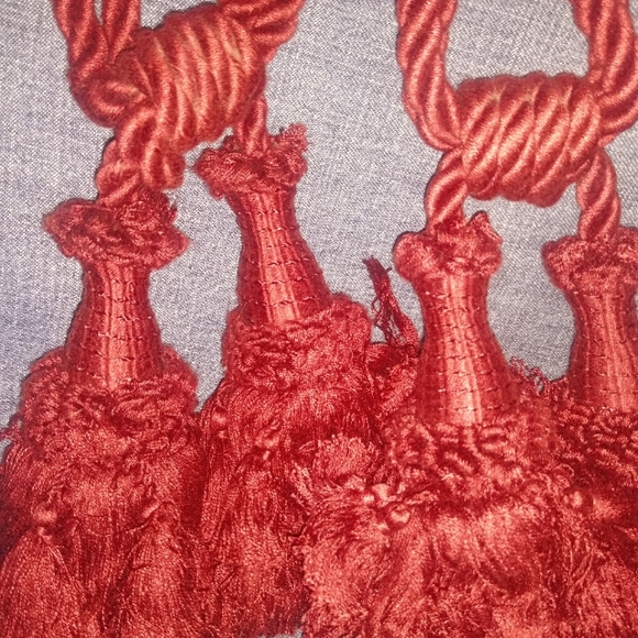 Wine colored pair of vintage curtain tassel tiebacks - Picture 1 of 9